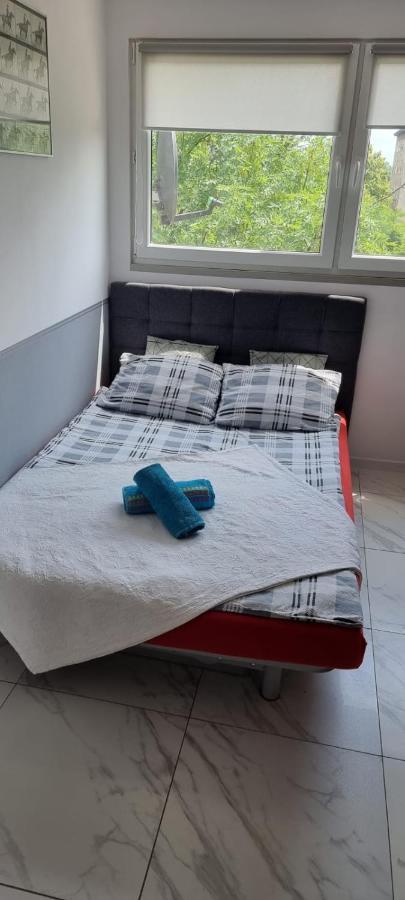 Night Host Robotnicza Apartment Wroclaw Ngoại thất bức ảnh